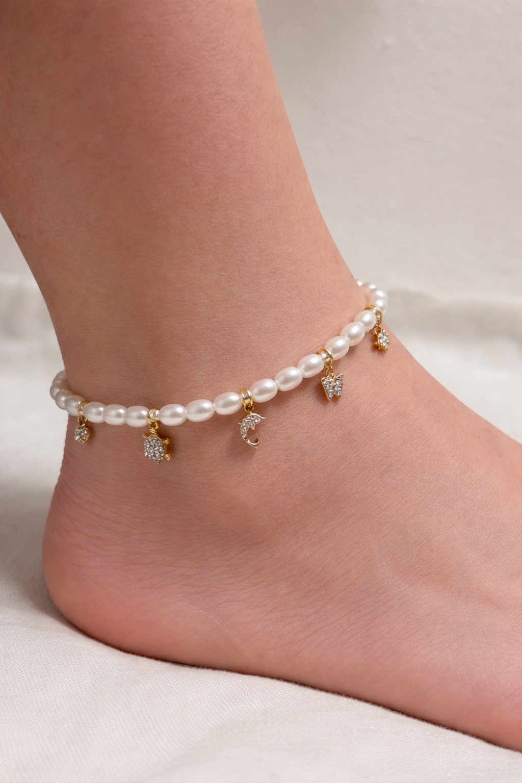 Fußkette aus weißen Perlen & verschiedenen Charms