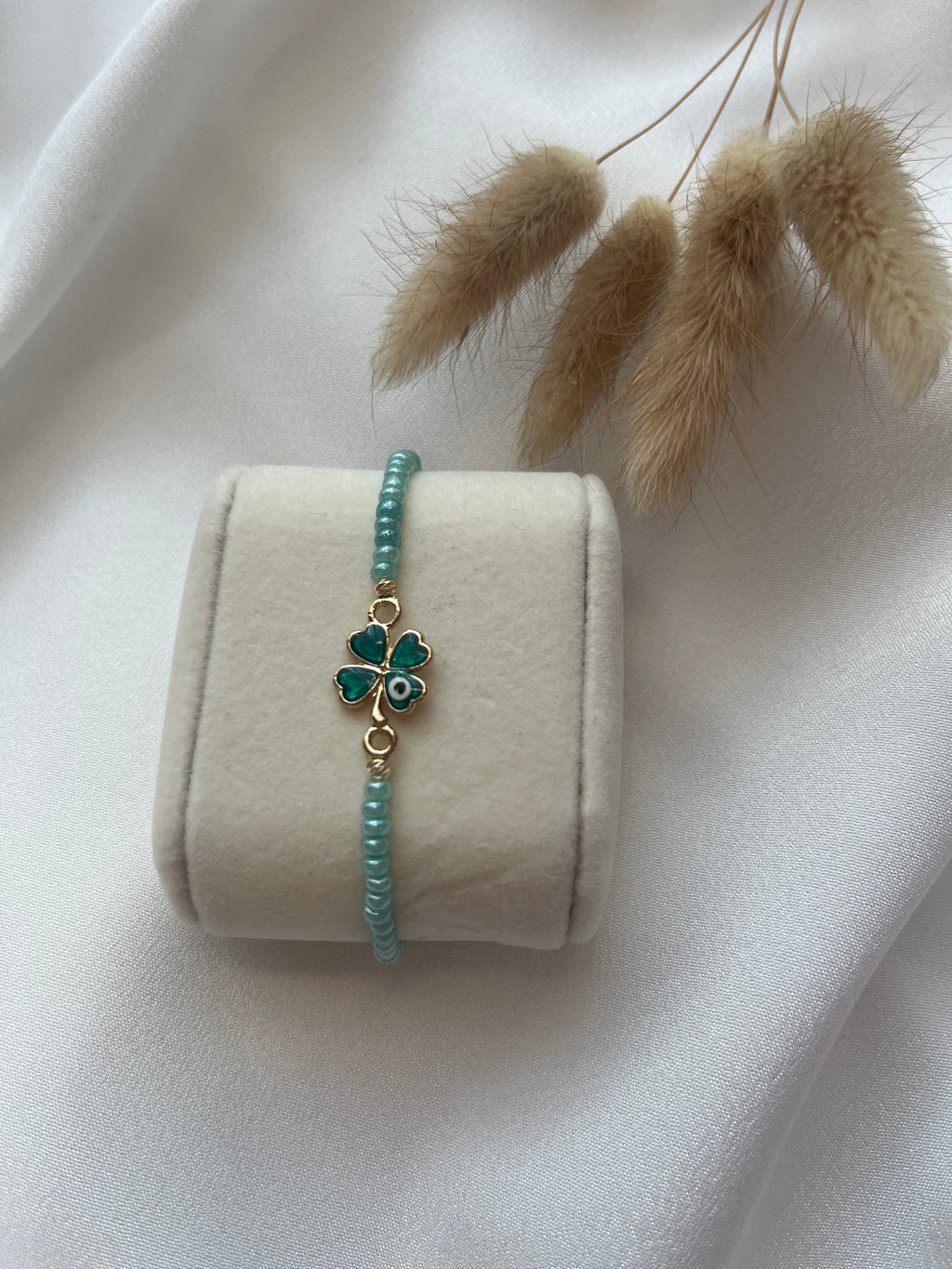 Perlenarmband aus Türkisen Perlen & Kleeblatt Charm