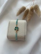 Perlenarmband aus Türkisen Perlen & Kleeblatt Charm