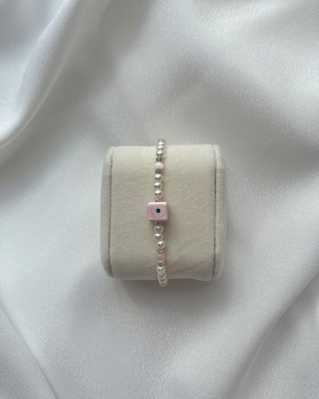 Perlenarmband in Weiß und Rosa + Nazarwürfel