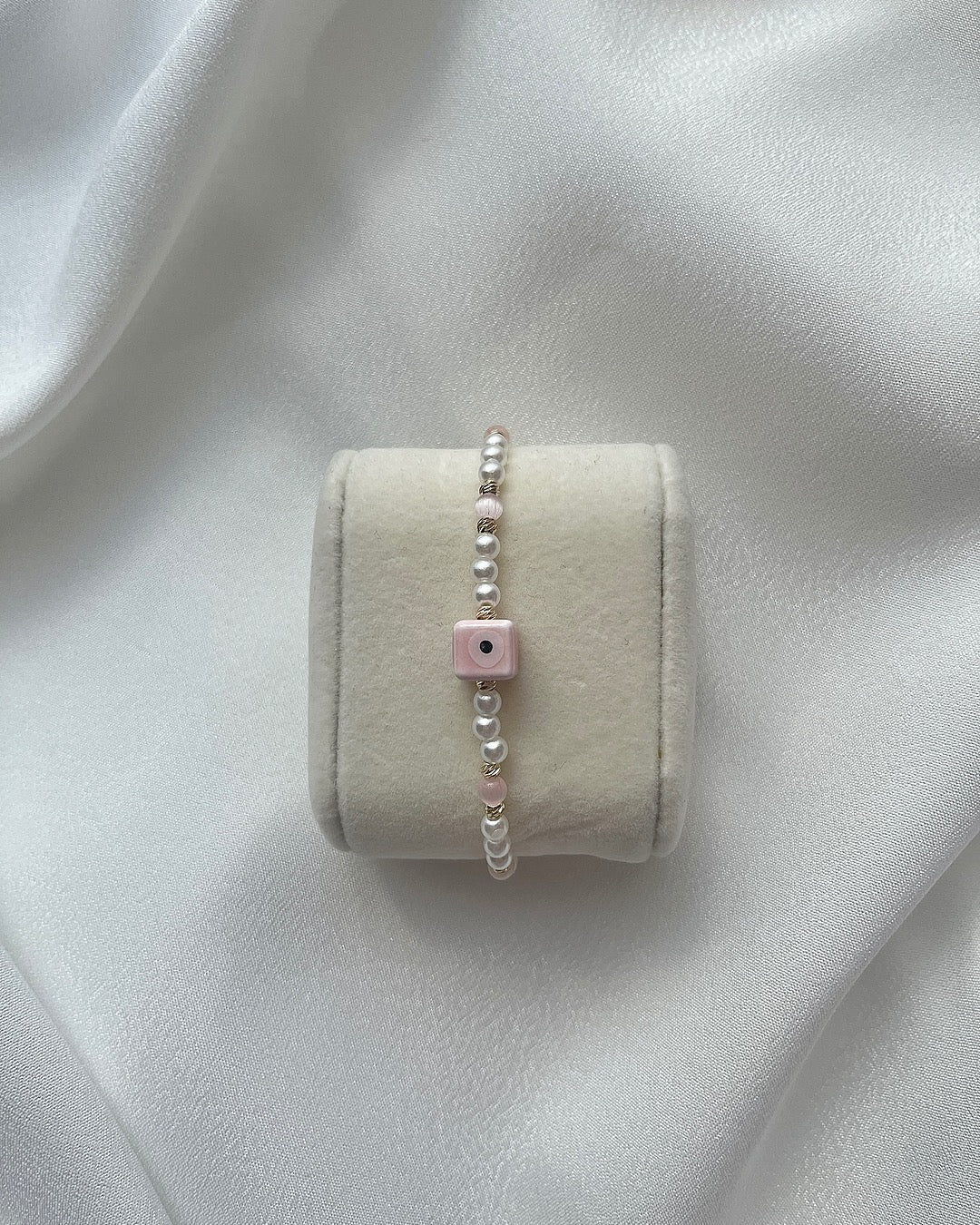 Perlenarmband in Weiß und Rosa + Nazarwürfel
