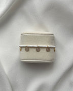 Perlenarmband in Weiß & goldenen Talern
