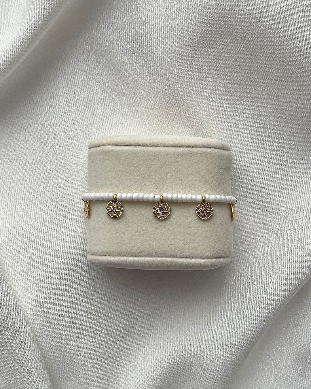 Perlenarmband in Weiß & goldenen Talern