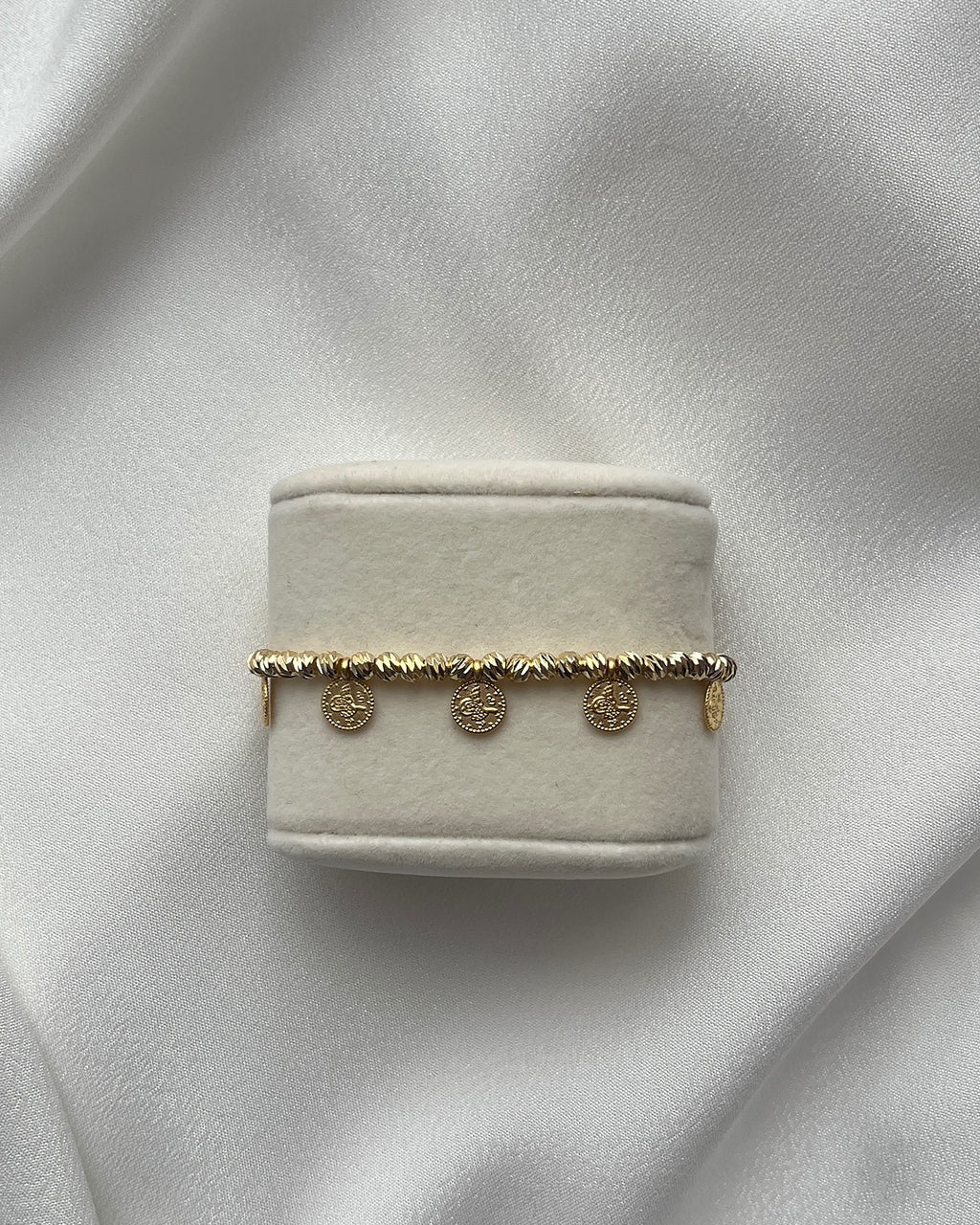 Perlenarmband aus Dorika-Perlen & goldenen Talern