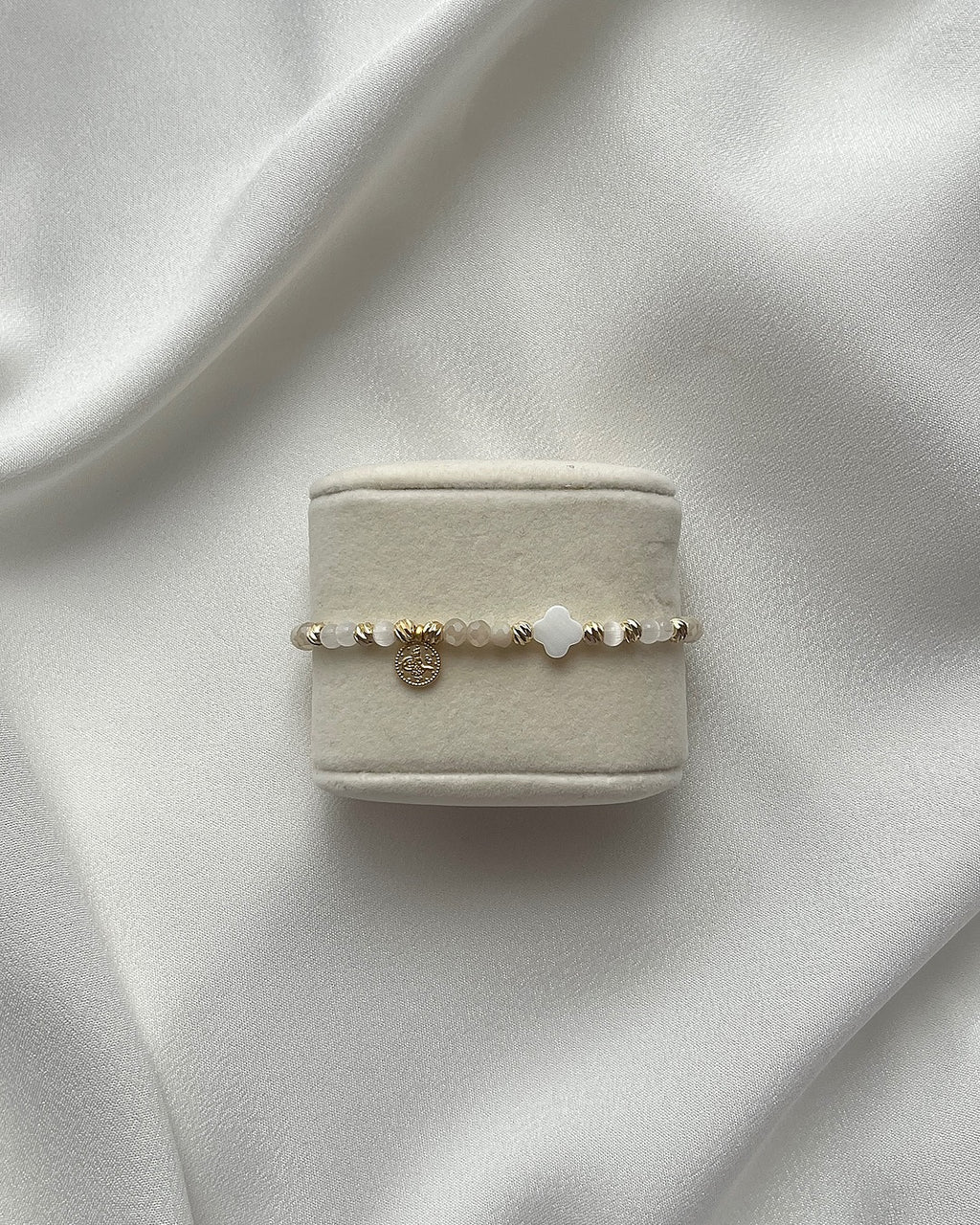 Perlenarmband Perlmutt-Clover & goldener Taler