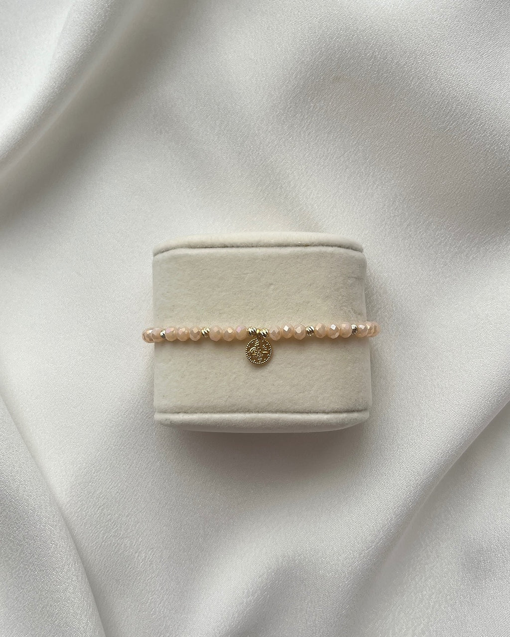 Perlenarmband aus beigen Perlen & goldenem Taler
