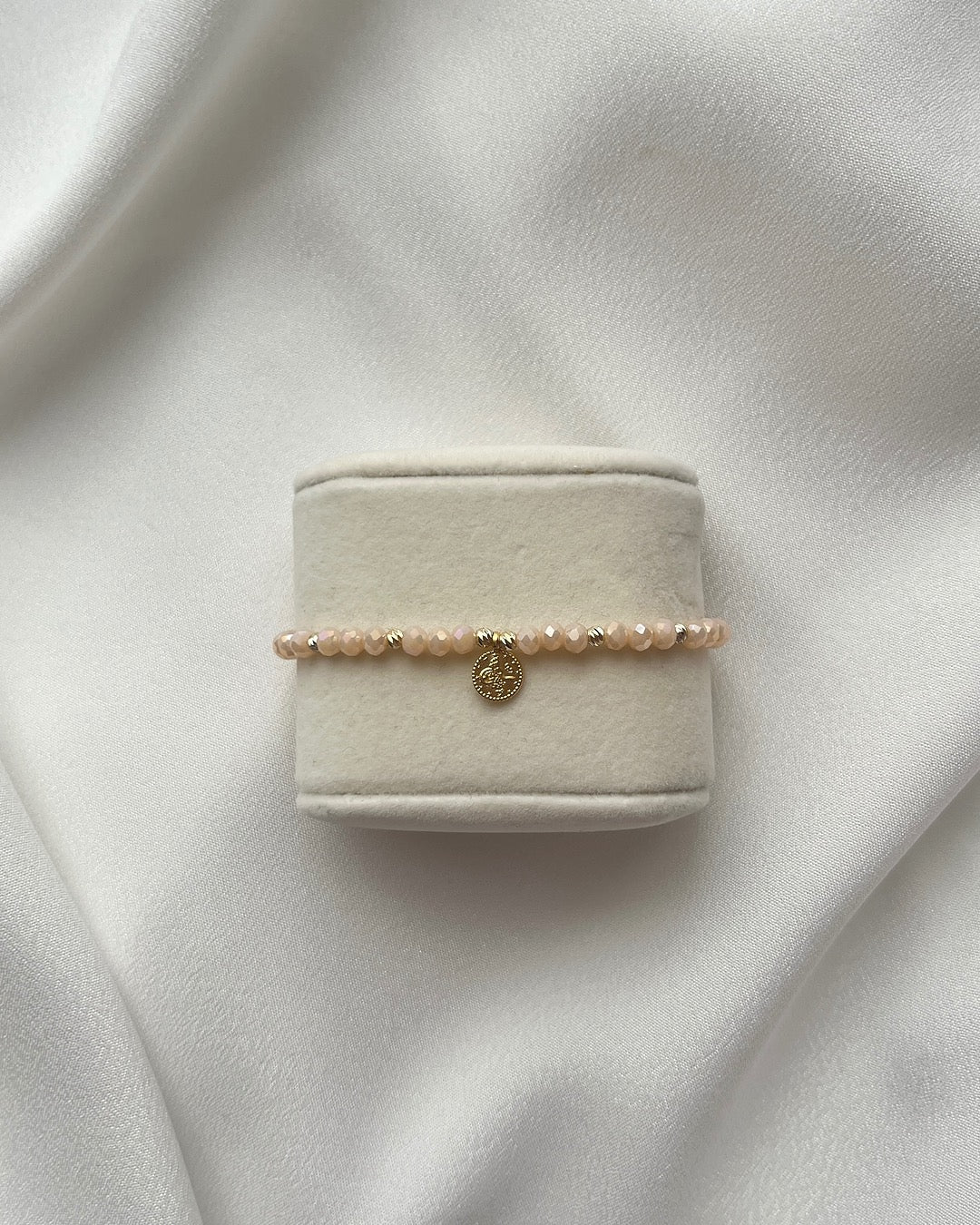 Perlenarmband aus beigen Perlen & goldenem Taler