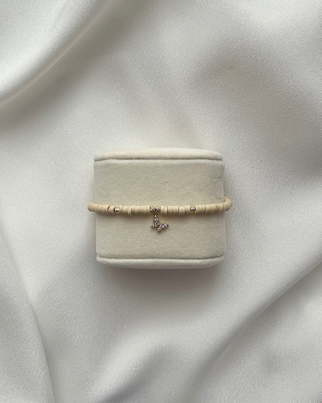 Perlenarmband aus beigen Heishiperlen & Schmetterlings-Anhänger