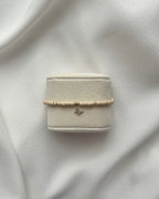 Perlenarmband aus beigen Heishiperlen & Schmetterlings-Anhänger
