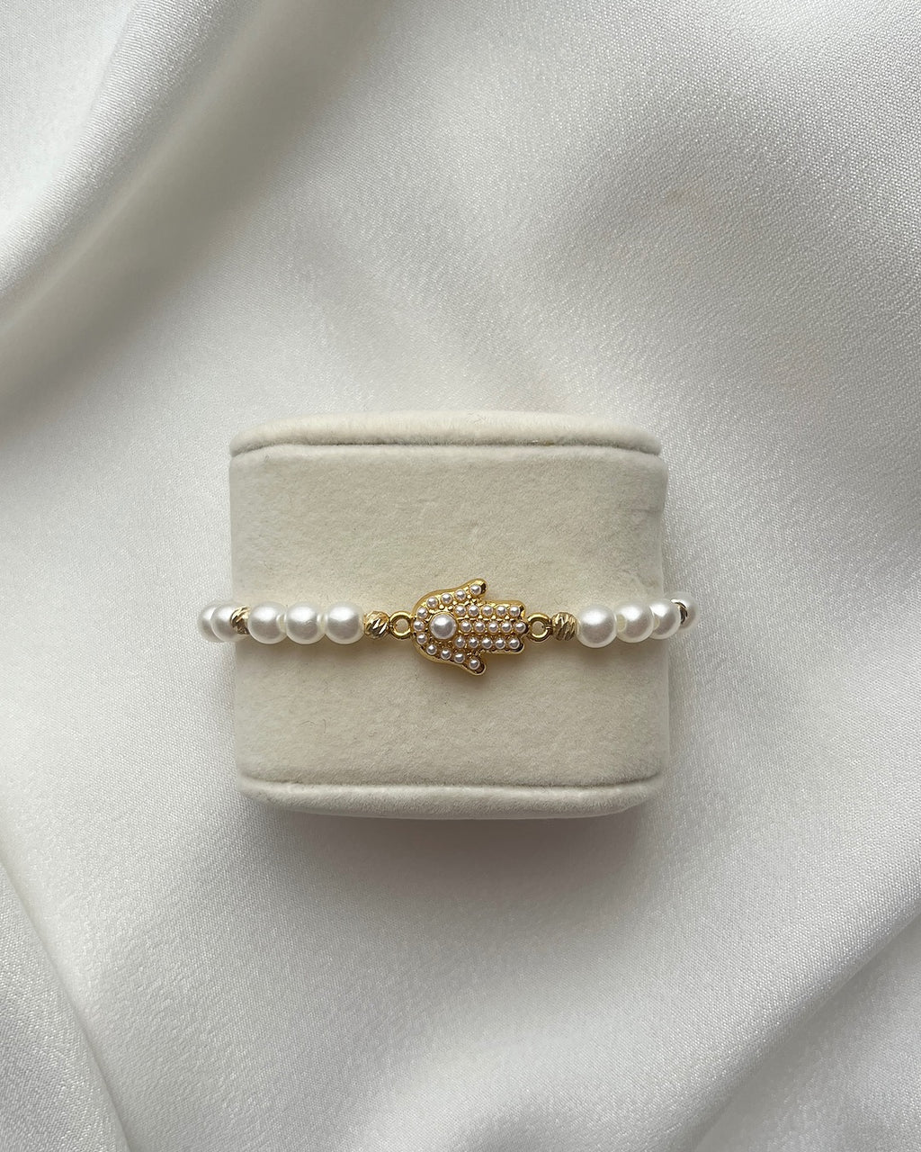 Perlenarmband aus weißen Perlen & Hamsa-Charm
