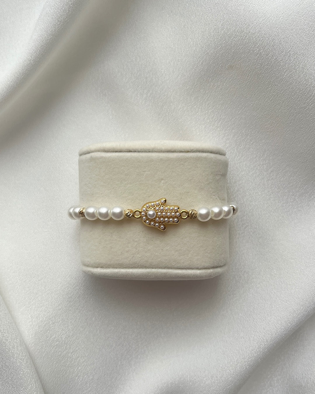 Perlenarmband aus weißen Perlen & Hamsa-Charm