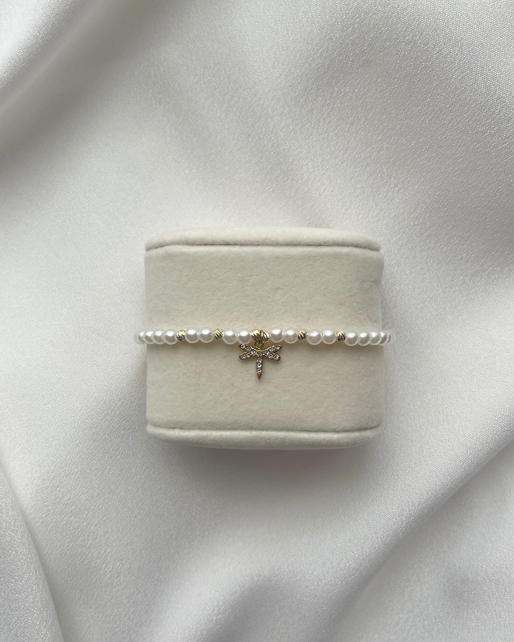 Perlenarmband aus weißen Perlen & Libelle