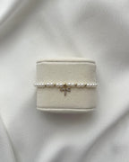 Perlenarmband aus weißen Perlen & Libelle