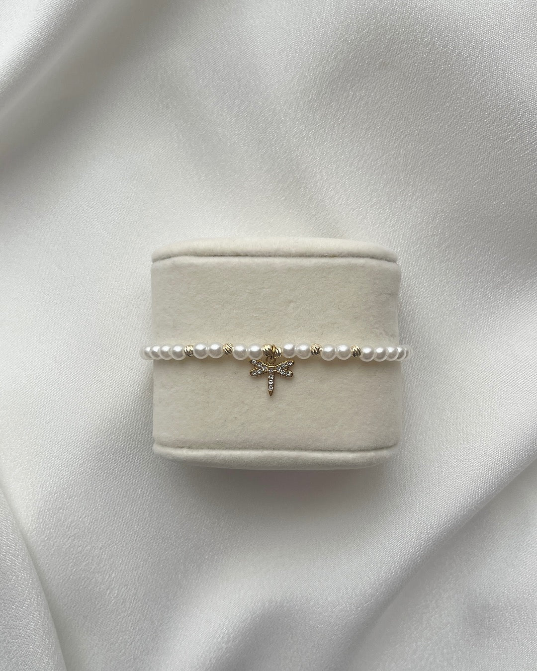 Perlenarmband aus weißen Perlen & Libelle
