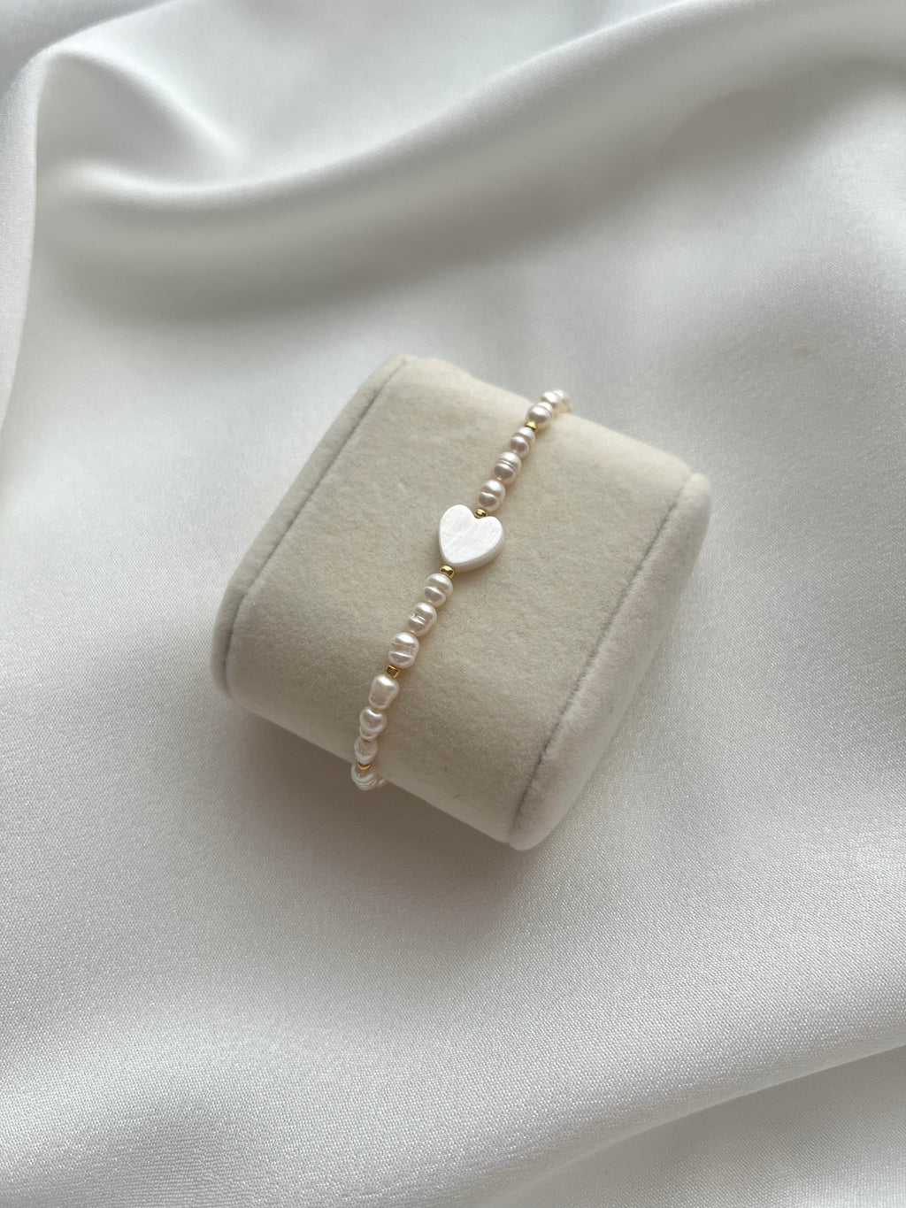 Süßwasserperlen-Armband mit Perlmuttherz