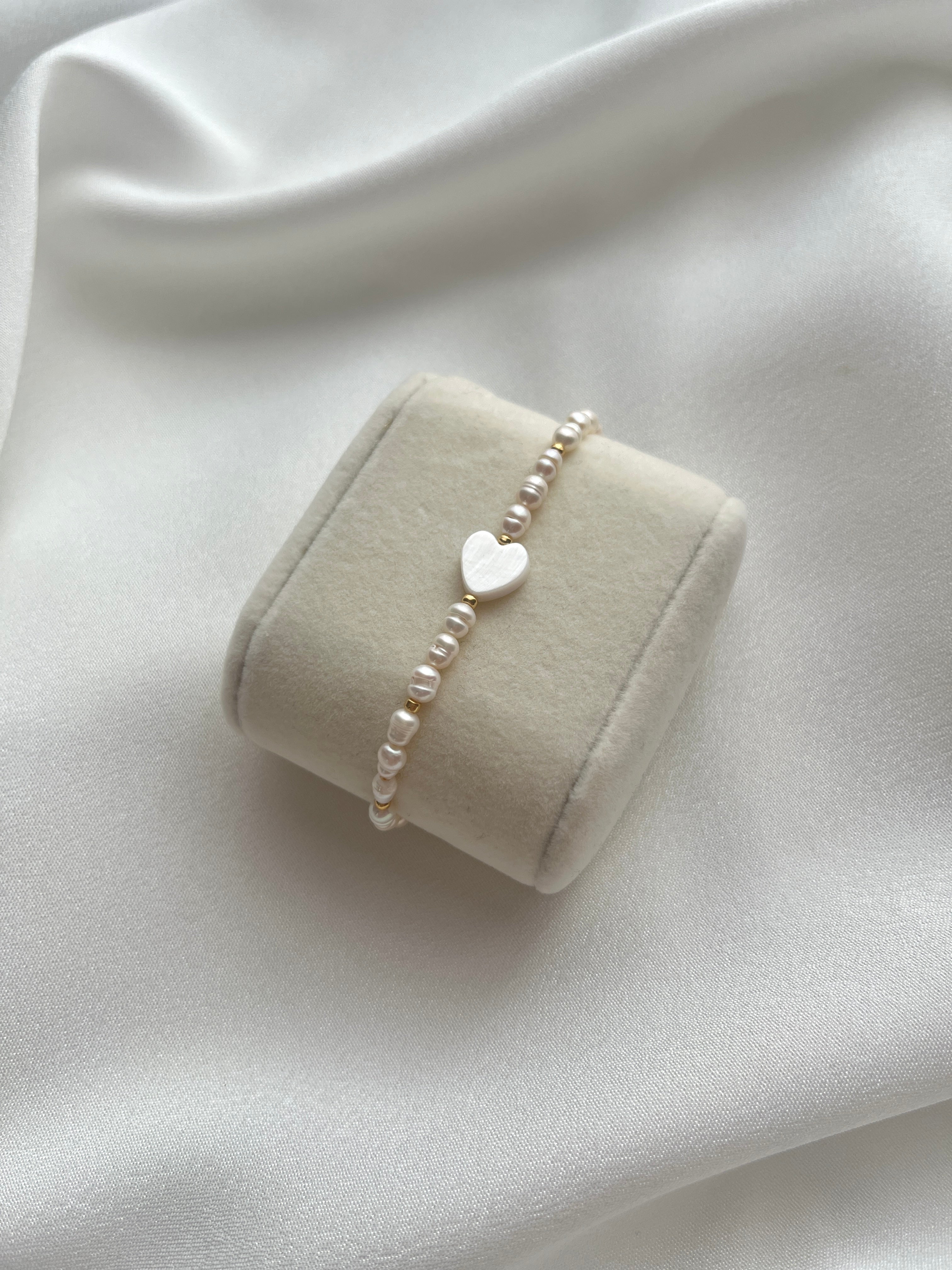 Süßwasserperlen-Armband mit Perlmuttherz