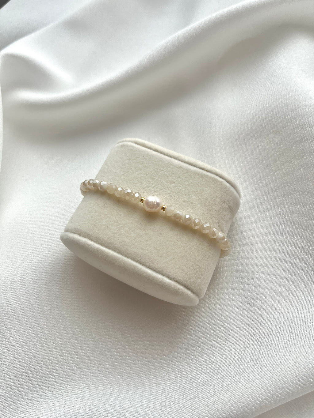 Perlenarmband aus beigen Kristallperlen & Süßwasserperle