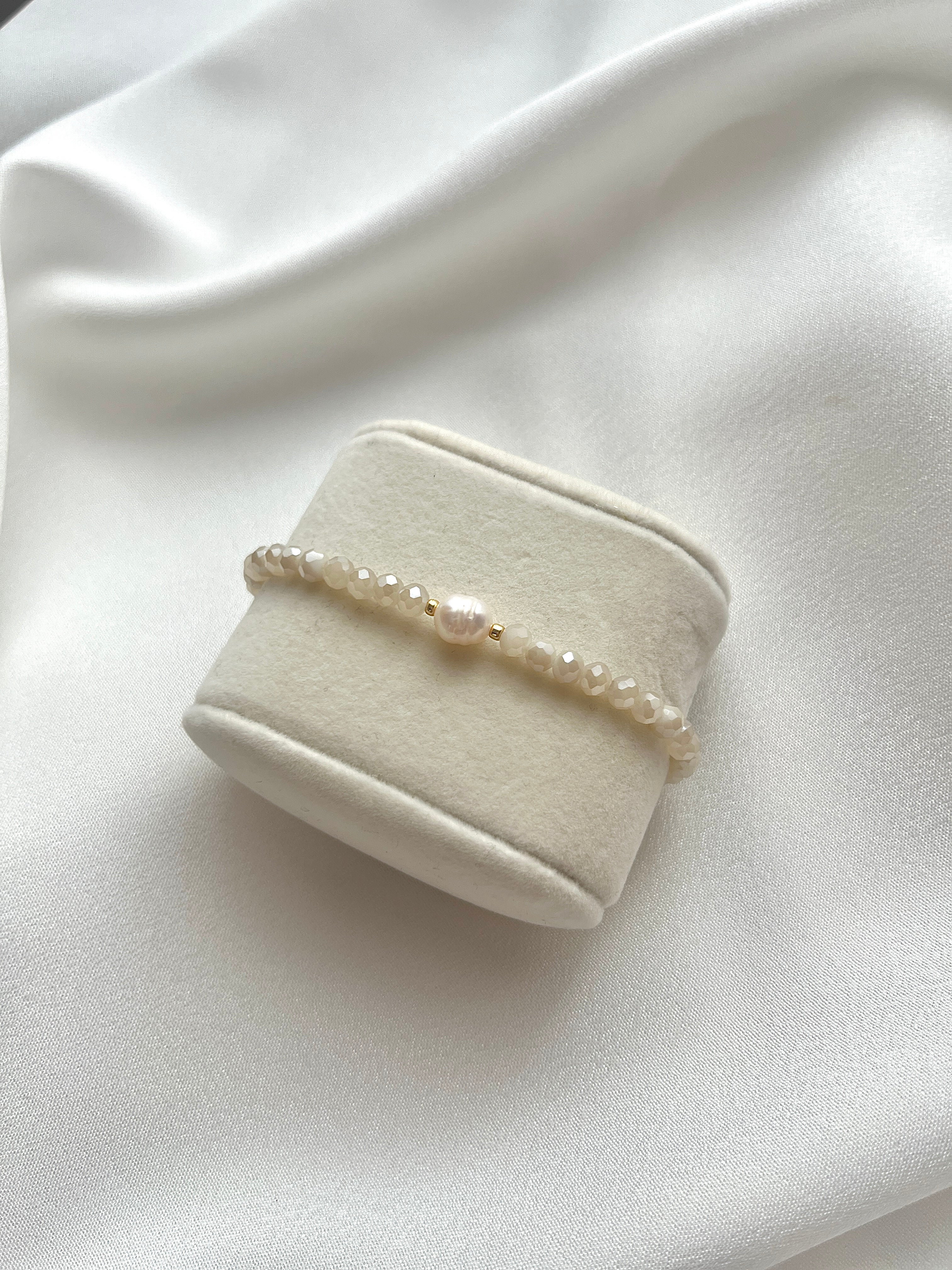Perlenarmband aus beigen Kristallperlen & Süßwasserperle