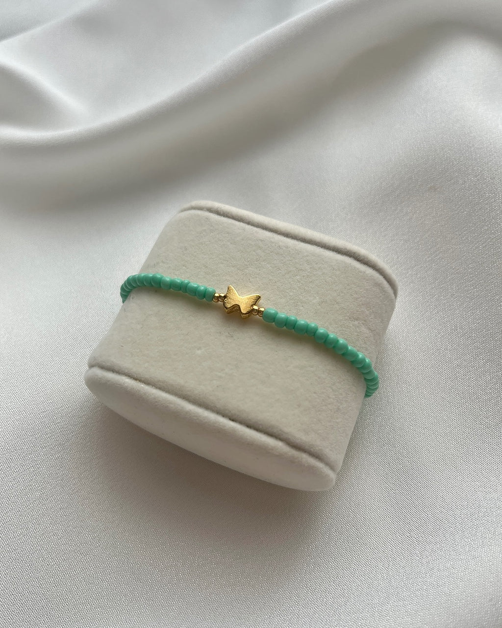 Perlenarmband aus türkisen Perlen & Schmetterlings-Charm