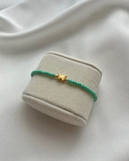 Perlenarmband aus türkisen Perlen & Schmetterlings-Charm