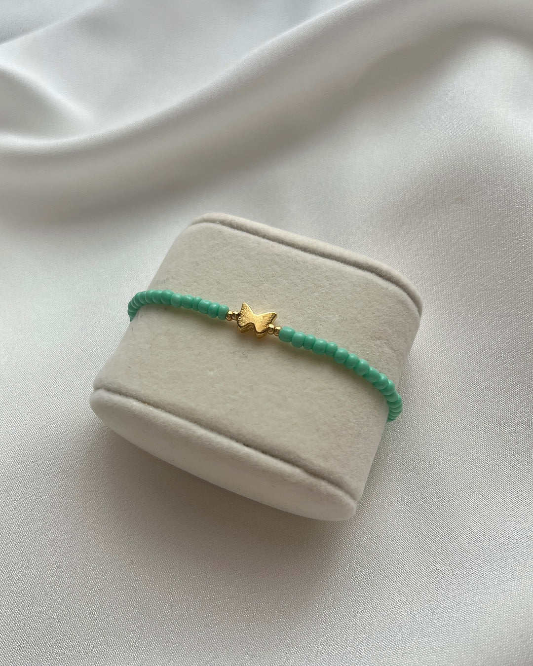 Perlenarmband aus türkisen Perlen & Schmetterlings-Charm