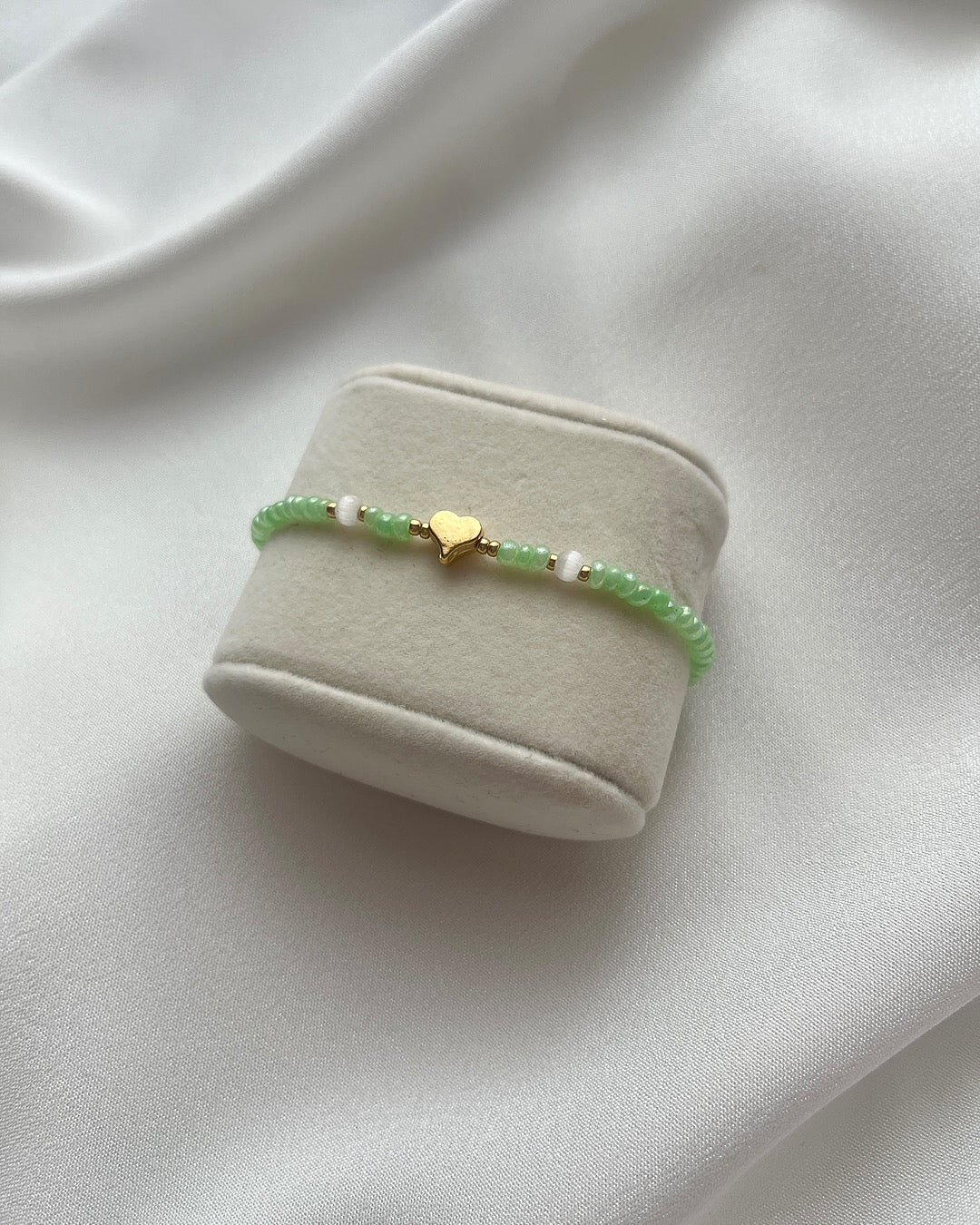 Perlenarmband in Grün & ein Herz