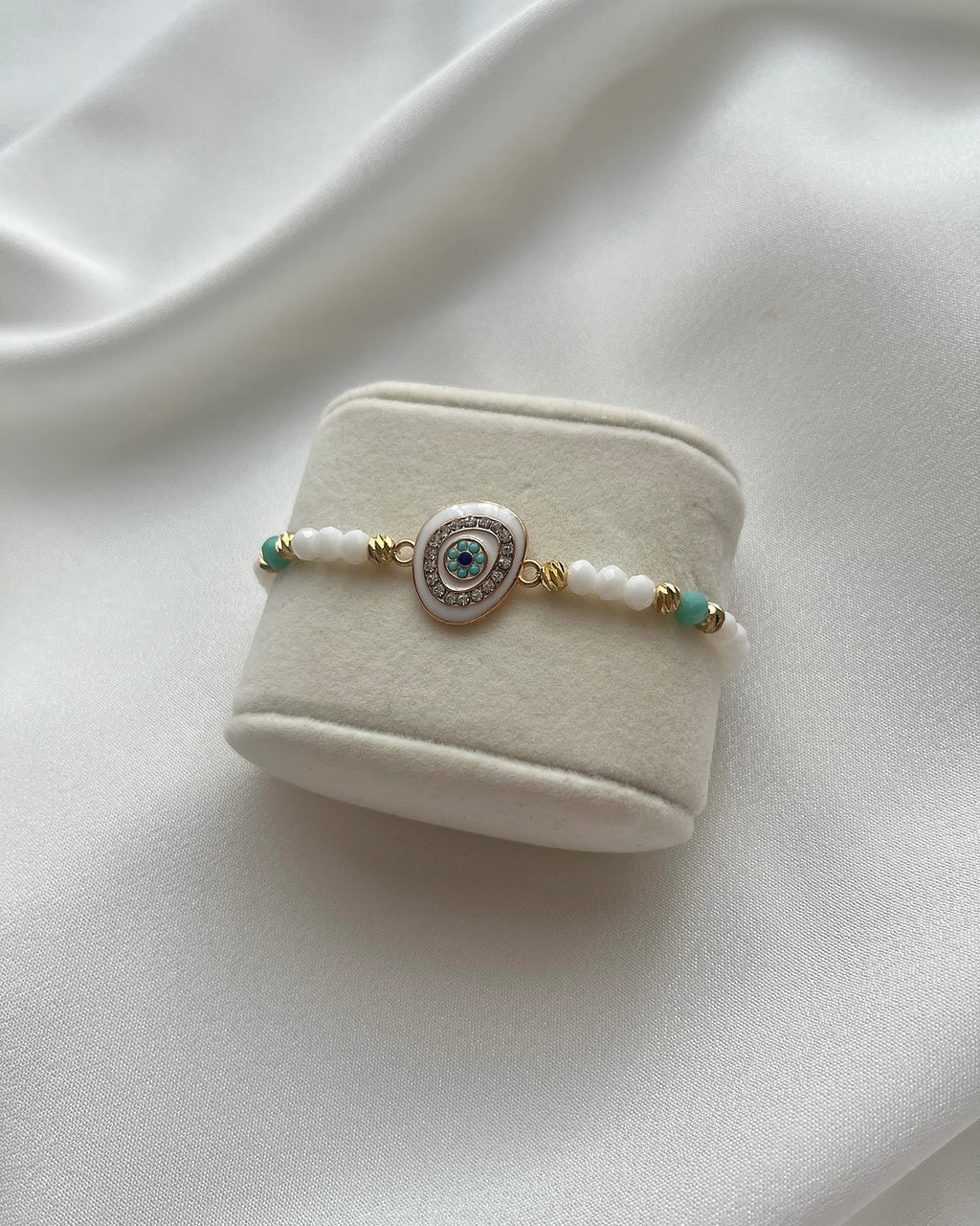Perlenarmband in Weiß und Türkis & Nazar