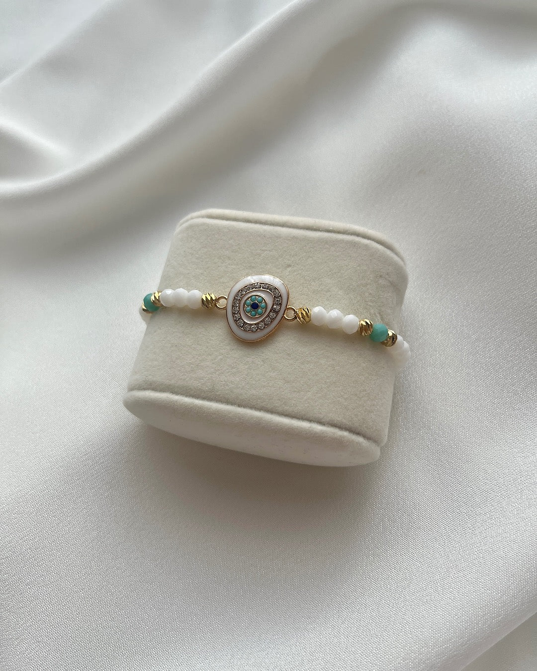 Perlenarmband in Weiß und Türkis & Nazar