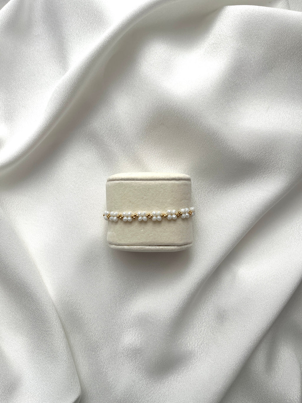 Geknüpftes Perlenarmband aus weißen Kristallperlen & goldene Details