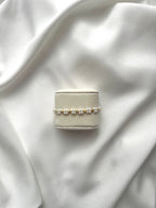 Geknüpftes Perlenarmband aus weißen Kristallperlen & goldene Details
