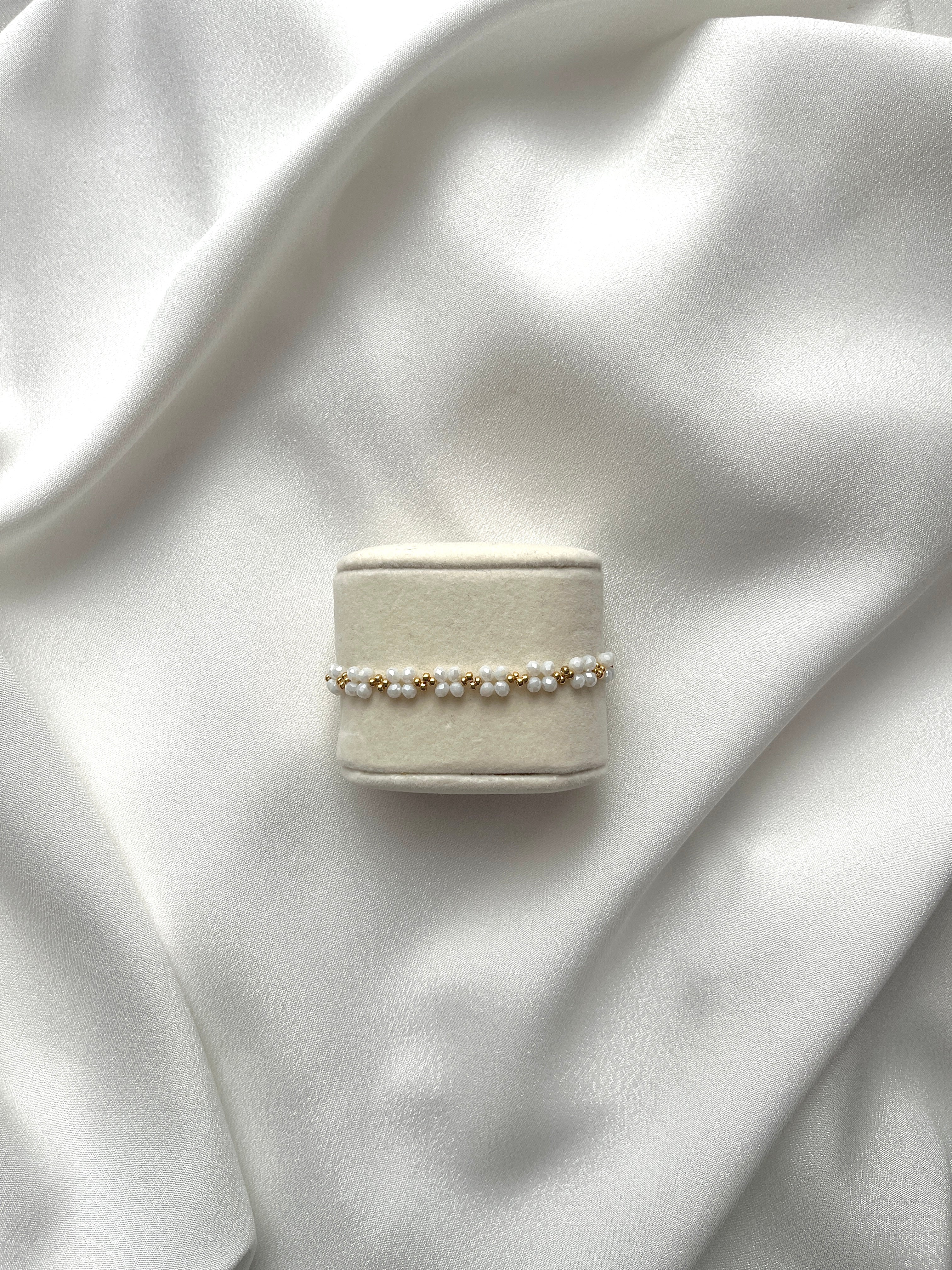 Geknüpftes Perlenarmband aus weißen Kristallperlen & goldene Details