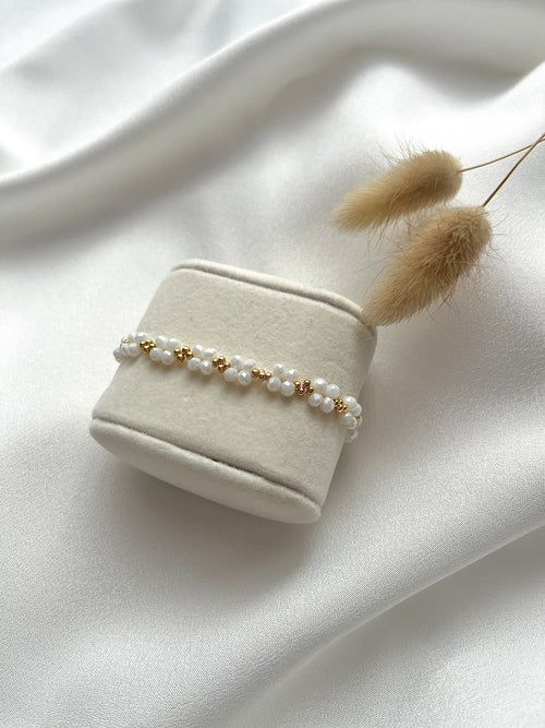 Geknüpftes Perlenarmband aus weißen Kristallperlen & goldene Details