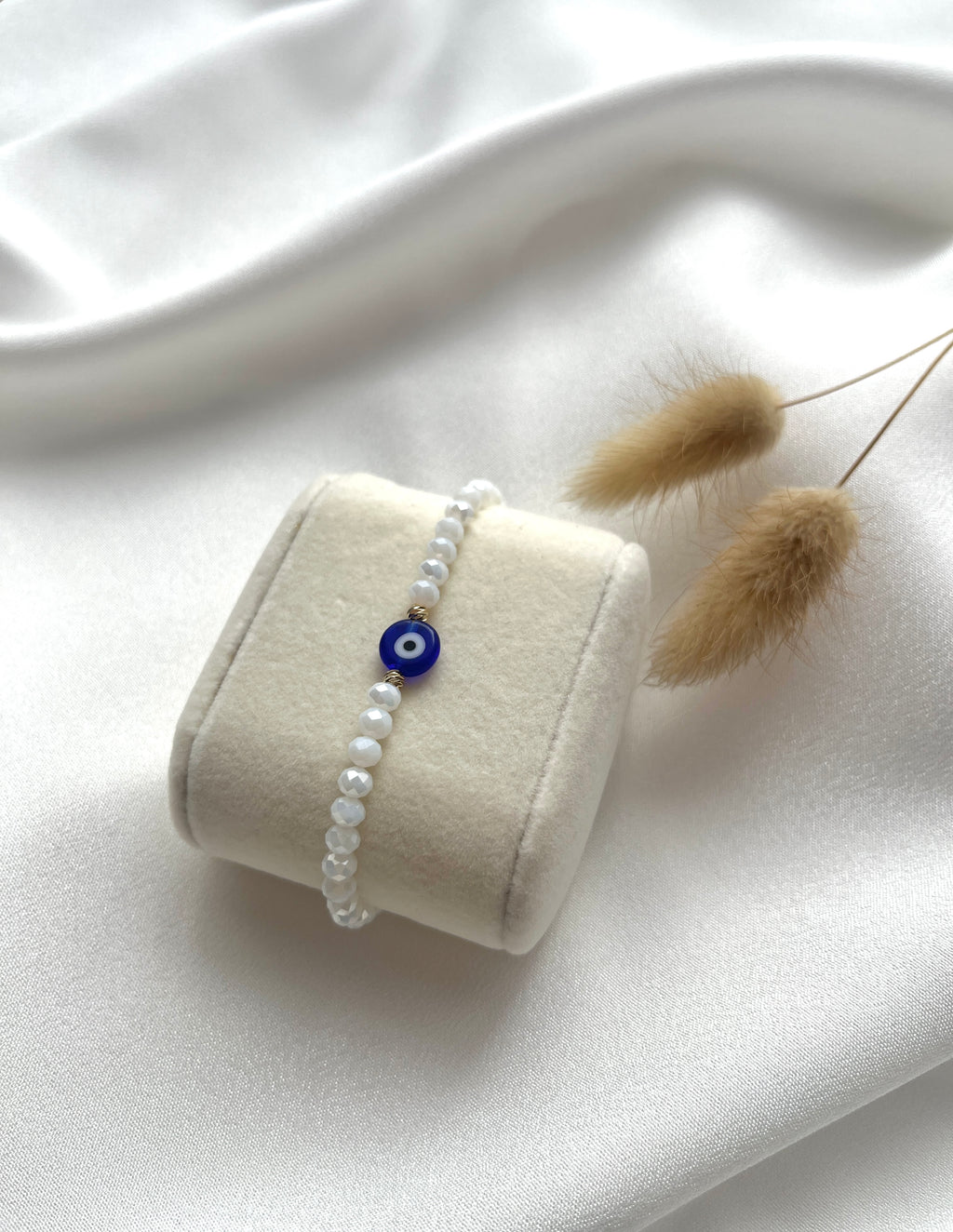 Perlenarmband aus weißen Kristallperlen & Nazar