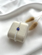 Perlenarmband aus weißen Kristallperlen & Nazar