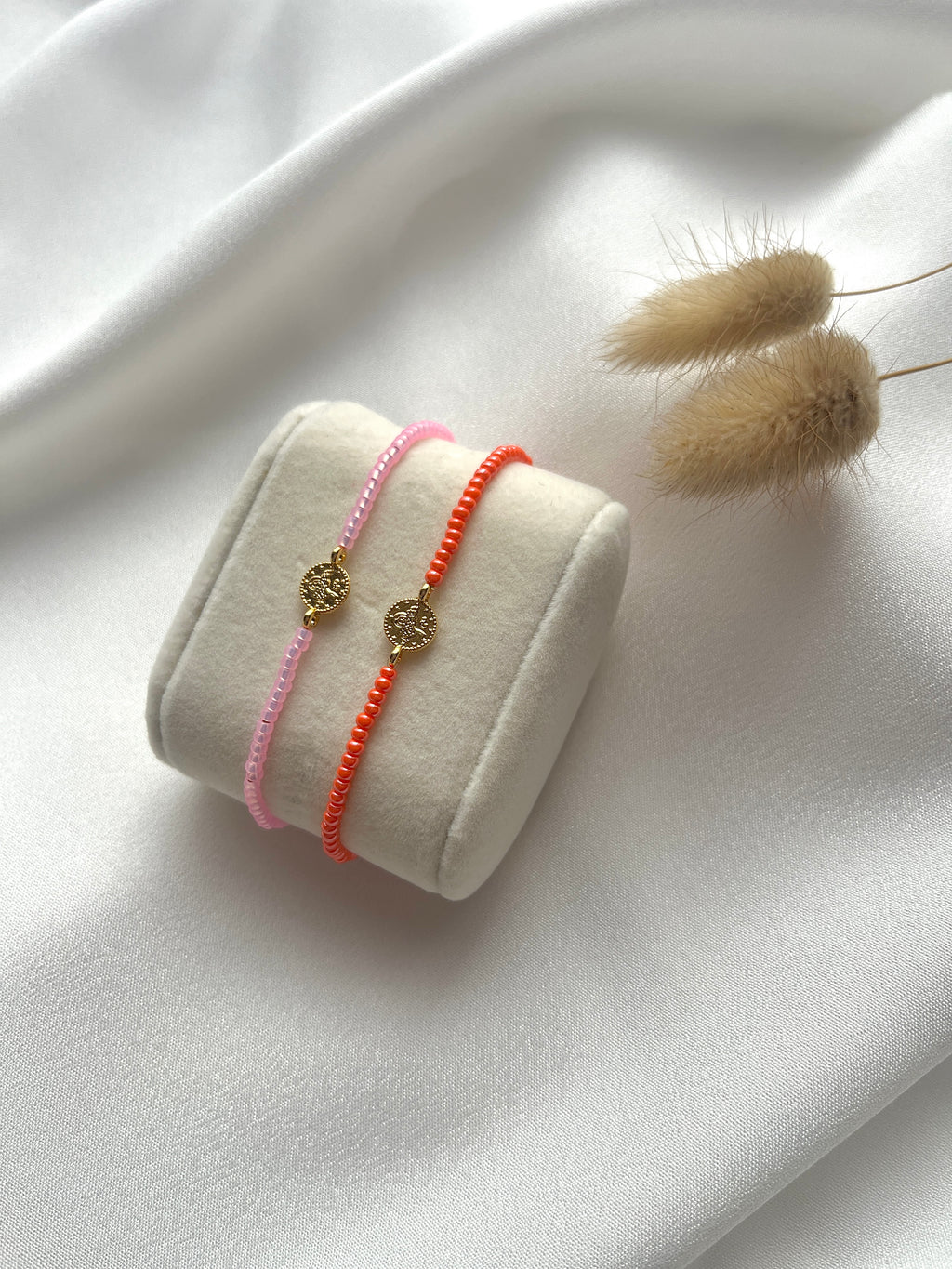 Perlenarmband in Rosa oder Koralle + goldenen Taler