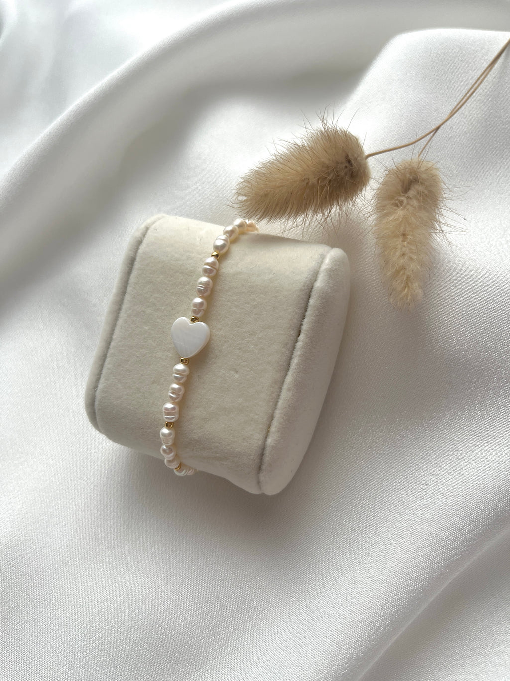 Süßwasserperlen-Armband mit Perlmuttherz