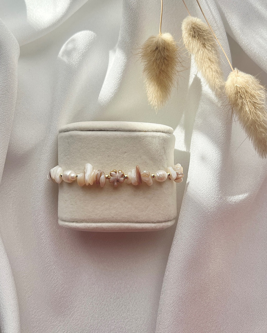 Perlenarmband aus Muscheln-Splittern & Süßwasserperlen