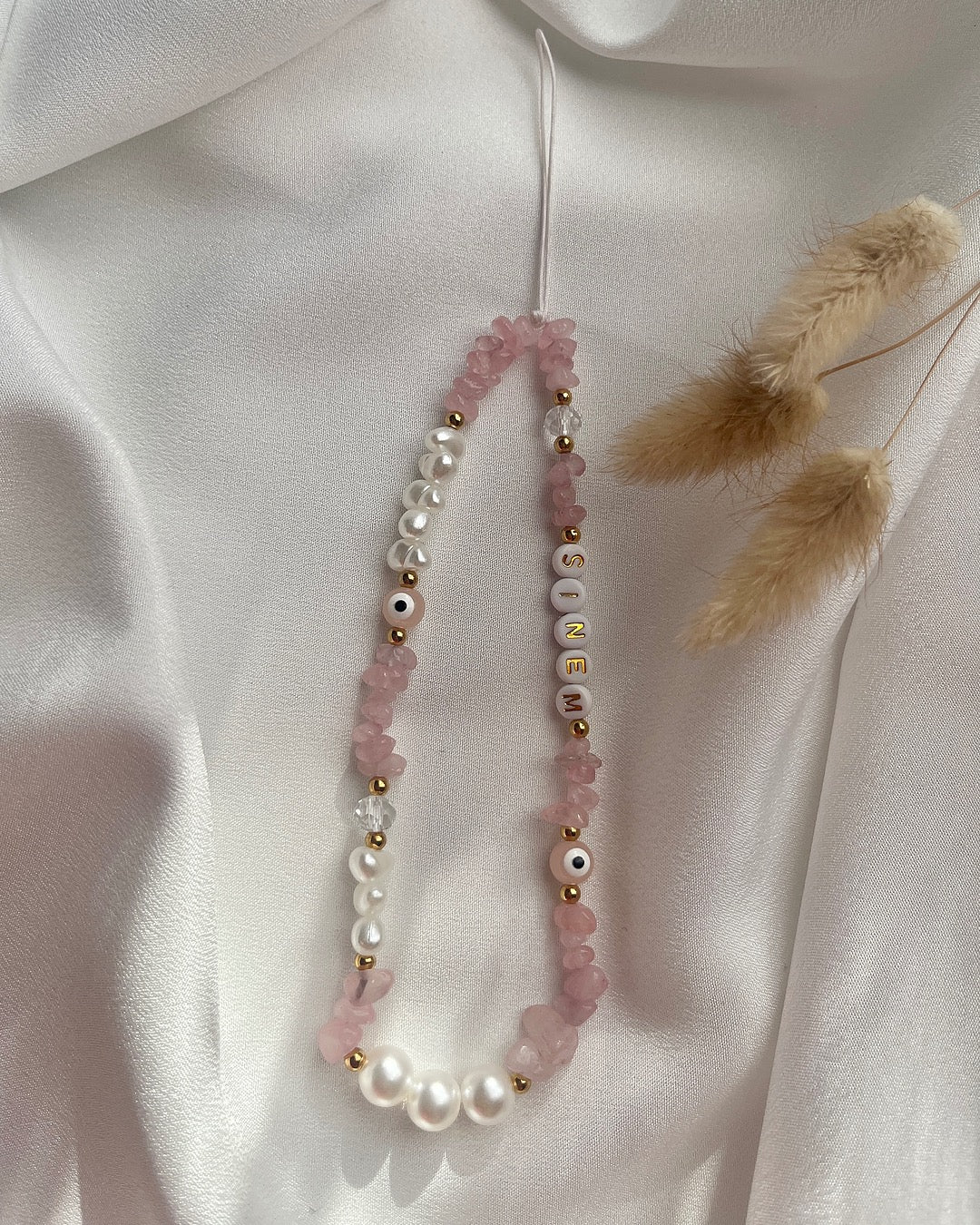 Personalisierte Handykette aus Rosenquarz & Nazarperlen