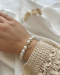 Perlenarmband in Weiß & Blumen-Anhänger