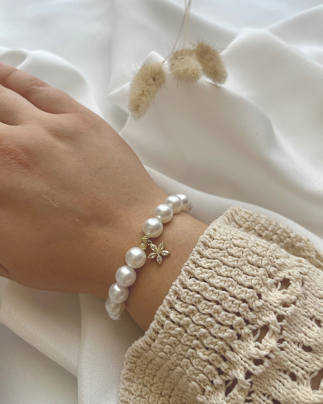 Perlenarmband in Weiß & Blumen-Anhänger