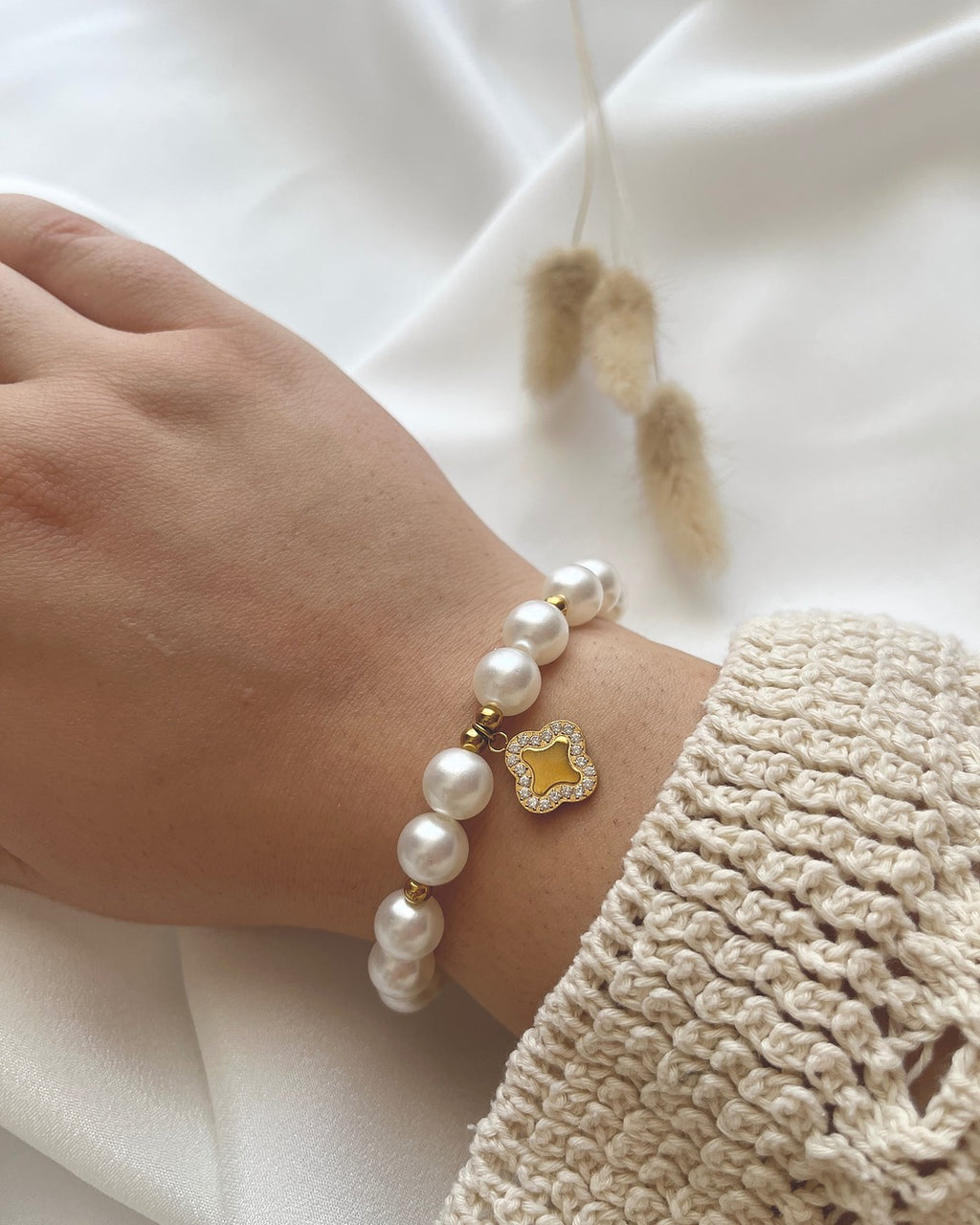 Perlenarmband in Weiß & Clover-Anhänger