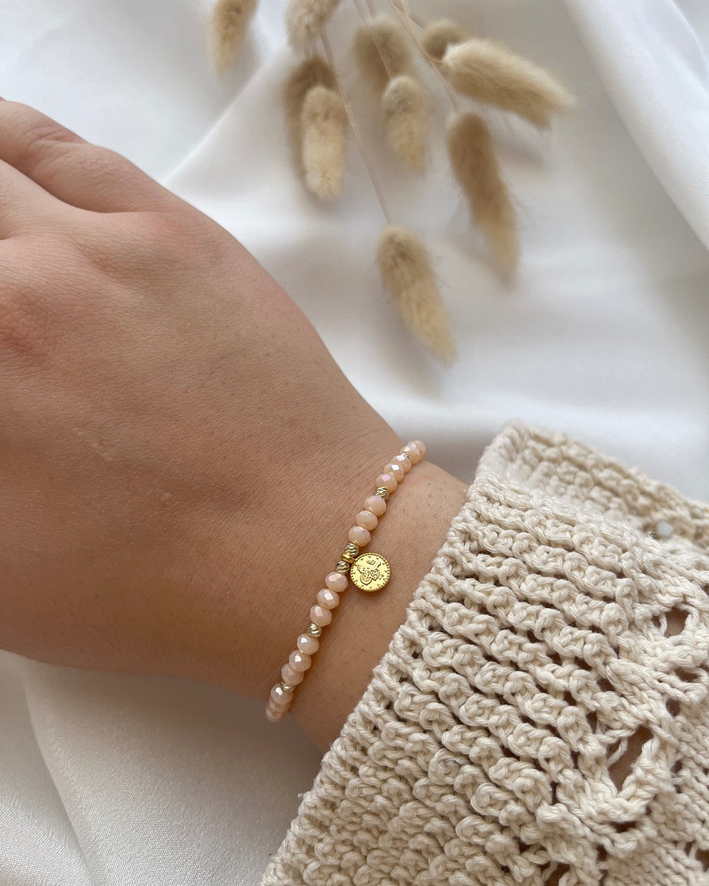 Perlenarmband aus beigen Perlen & goldenem Taler