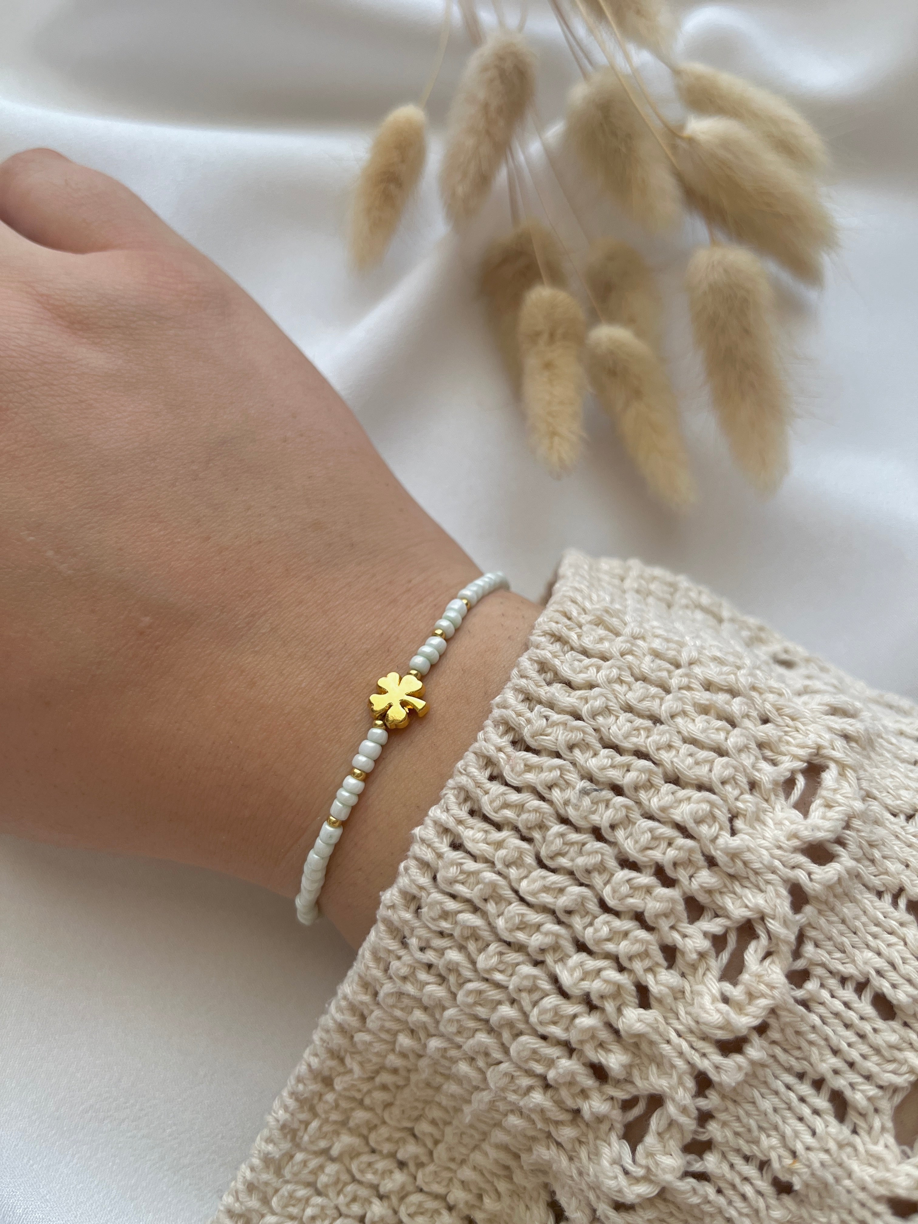 Perlenarmband in Mintgrün + Kleeblatt