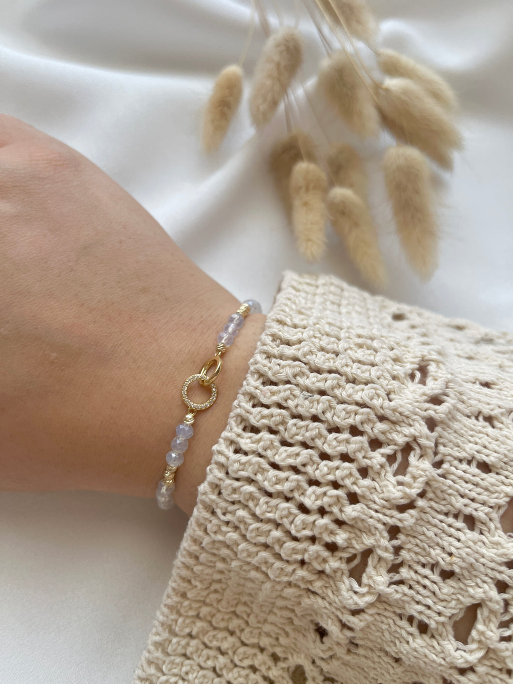 Perlenarmband aus Kristallperlen & Ringecharm