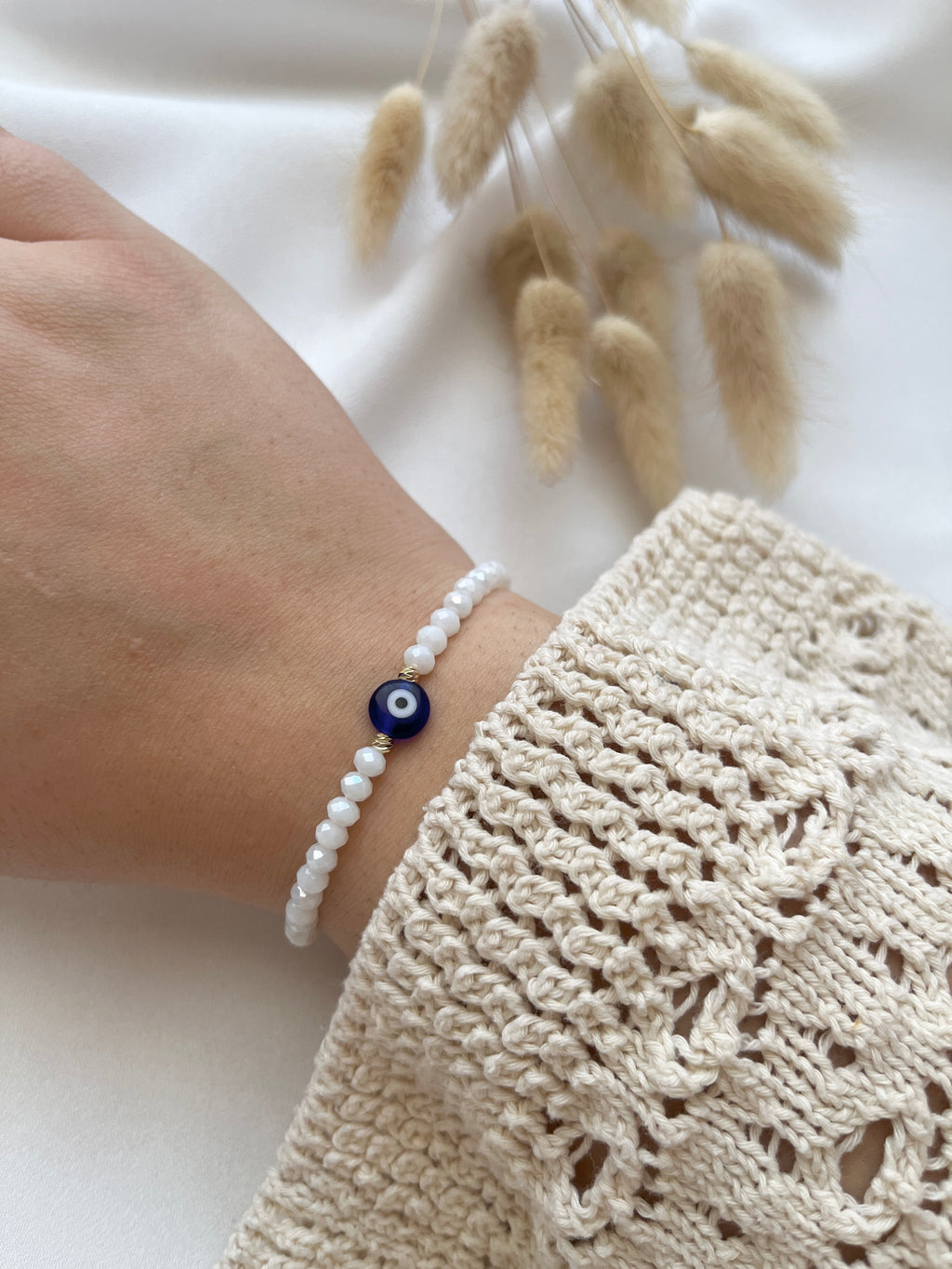Perlenarmband aus weißen Kristallperlen & Nazar
