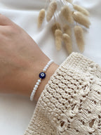 Perlenarmband aus weißen Kristallperlen & Nazar