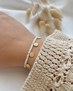 Perlenarmband in Weiß & goldenen Talern