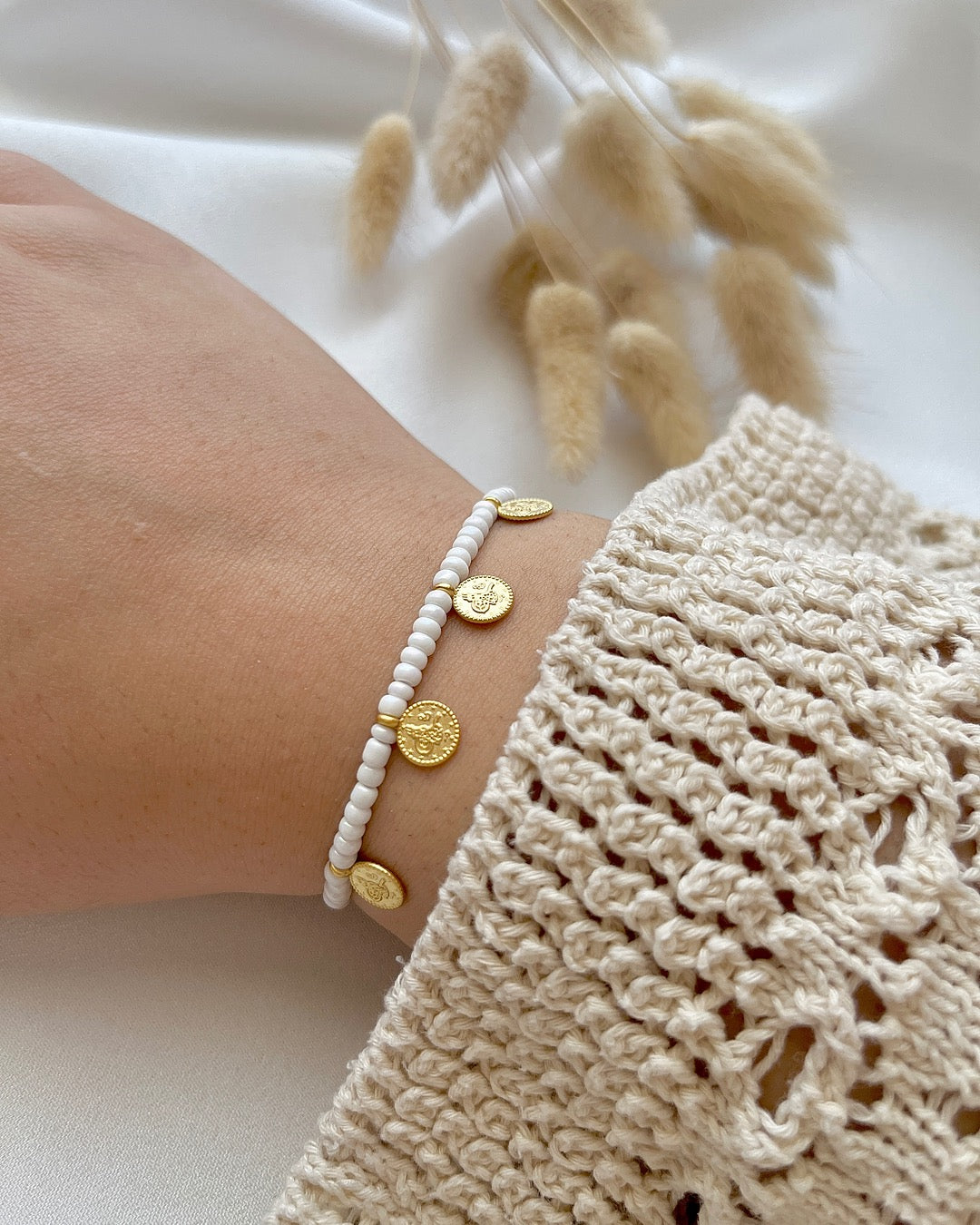 Perlenarmband in Weiß & goldenen Talern