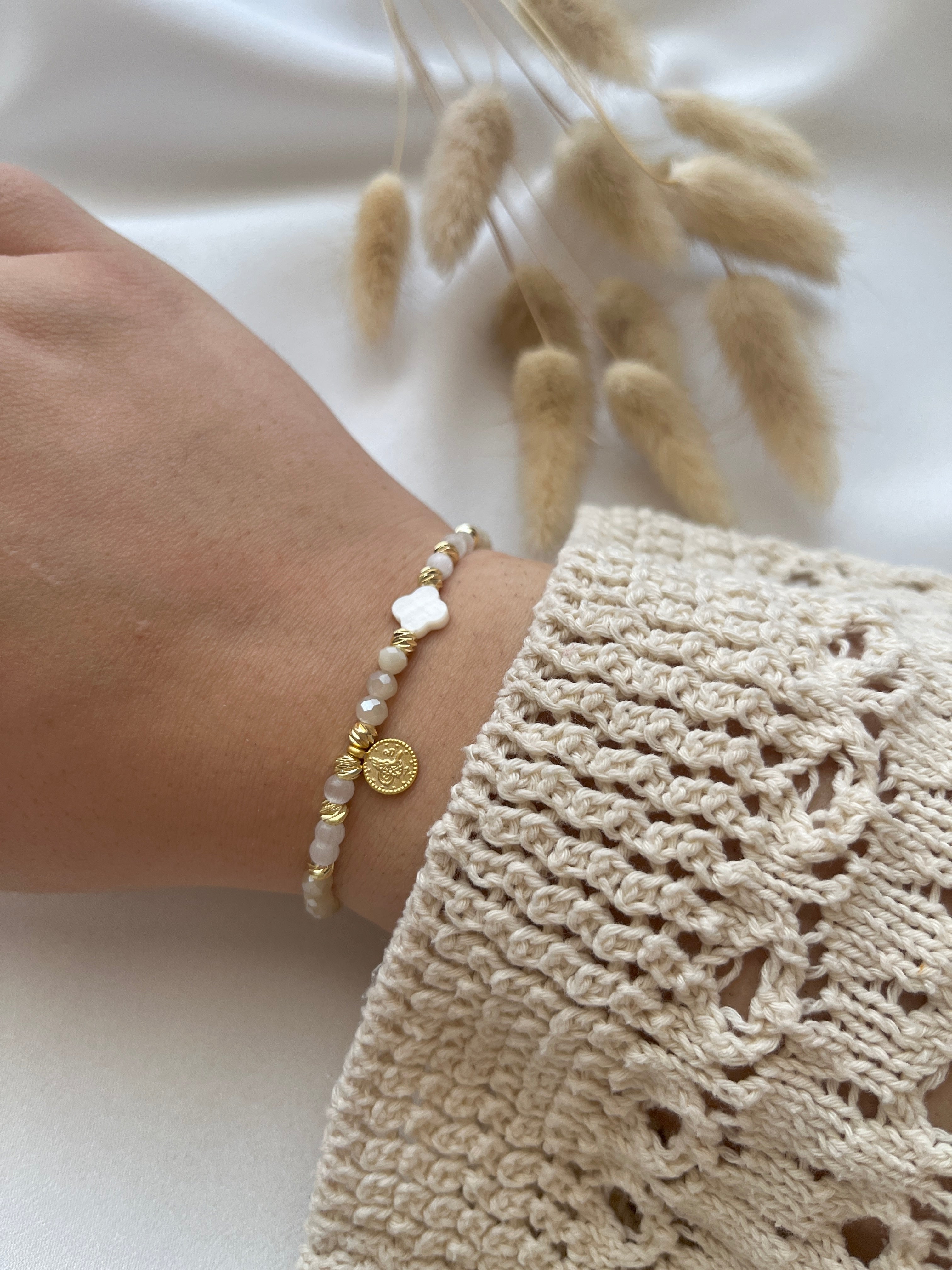 Perlenarmband Perlmutt-Clover & goldener Taler