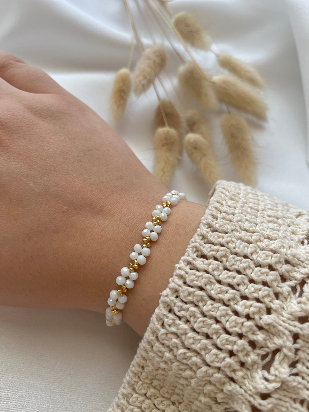 Geknüpftes Perlenarmband aus weißen Kristallperlen & goldene Details
